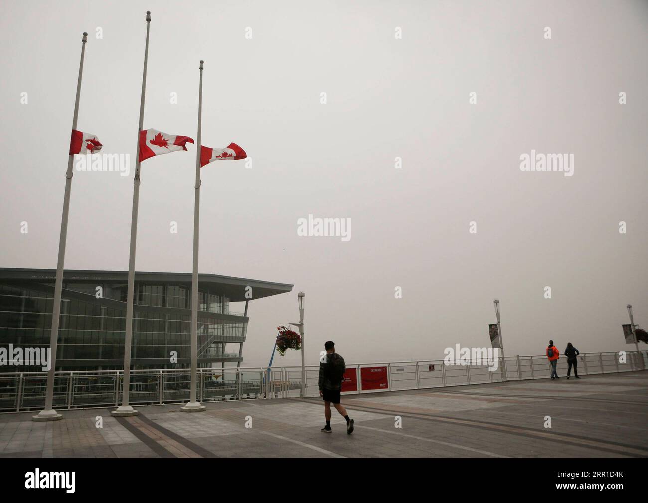 200913 -- VANCOUVER, le 13 septembre 2020 -- la ville est entourée d'un épais smog à Vancouver, Colombie-Britannique, Canada, le 13 septembre 2020. Alors que la fumée des feux de forêt américains continue de souffler vers le nord en direction du Canada, Vancouver a été dimanche parmi les cinq principales villes du monde pour la mauvaise qualité de l’air selon l’IQA de l’indice de la qualité de l’air. Photo de /Xinhua CANADA-VANCOUVER- QUALITÉ DE L'AIR-États-Unis-FUMÉE DE FEU DE FORÊT LiangxSen PUBLICATIONxNOTxINxCHN Banque D'Images