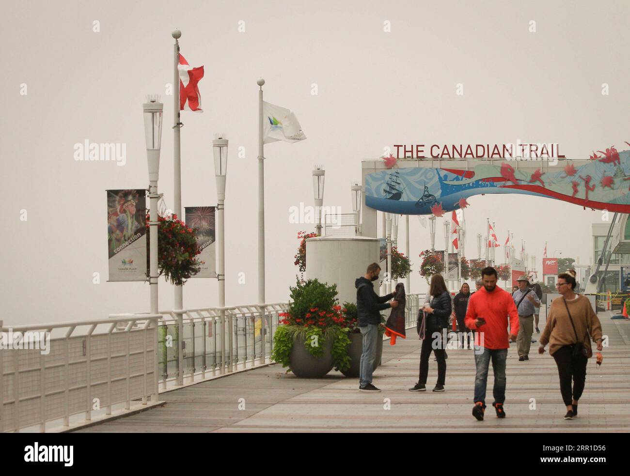200913 -- VANCOUVER, le 13 septembre 2020 -- des gens marchent le long du port dans un smog intense à Vancouver, Colombie-Britannique, Canada, le 13 septembre 2020. Alors que la fumée des feux de forêt américains continue de souffler vers le nord en direction du Canada, Vancouver a été dimanche parmi les cinq principales villes du monde pour la mauvaise qualité de l’air selon l’IQA de l’indice de la qualité de l’air. Photo de /Xinhua CANADA-VANCOUVER- QUALITÉ DE L'AIR-États-Unis-FUMÉE DE FEU DE FORÊT LiangxSen PUBLICATIONxNOTxINxCHN Banque D'Images