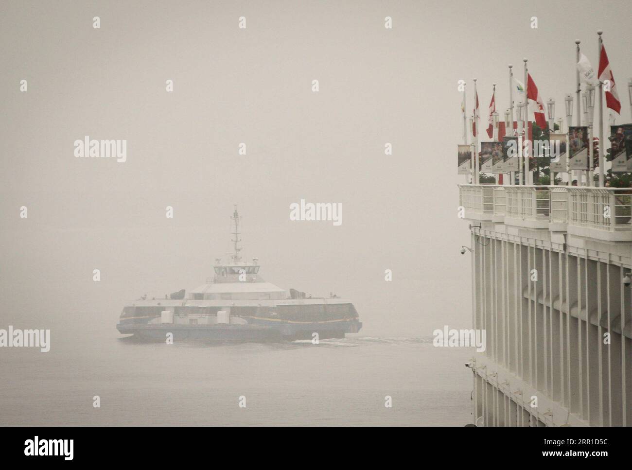 200913 -- VANCOUVER, le 13 septembre 2020 -- Un traversier est vu voyager sur l'eau dans un brouillard épais à Vancouver, Colombie-Britannique, Canada, le 13 septembre 2020. Alors que la fumée des feux de forêt américains continue de souffler vers le nord en direction du Canada, Vancouver a été dimanche parmi les cinq principales villes du monde pour la mauvaise qualité de l’air selon l’IQA de l’indice de la qualité de l’air. Photo de /Xinhua CANADA-VANCOUVER- QUALITÉ DE L'AIR-États-Unis-FUMÉE DE FEU DE FORÊT LiangxSen PUBLICATIONxNOTxINxCHN Banque D'Images