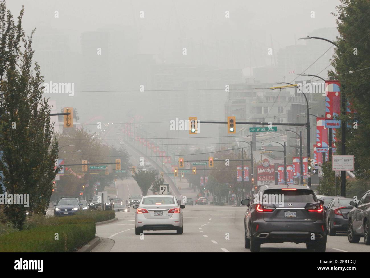 200913 -- VANCOUVER, le 13 septembre 2020 -- des bâtiments sont exposés à un smog intense à Vancouver, Colombie-Britannique, Canada, le 13 septembre 2020. Alors que la fumée des feux de forêt américains continue de souffler vers le nord en direction du Canada, Vancouver a été dimanche parmi les cinq principales villes du monde pour la mauvaise qualité de l’air selon l’IQA de l’indice de la qualité de l’air. Photo de /Xinhua CANADA-VANCOUVER- QUALITÉ DE L'AIR-États-Unis-FUMÉE DE FEU DE FORÊT LiangxSen PUBLICATIONxNOTxINxCHN Banque D'Images