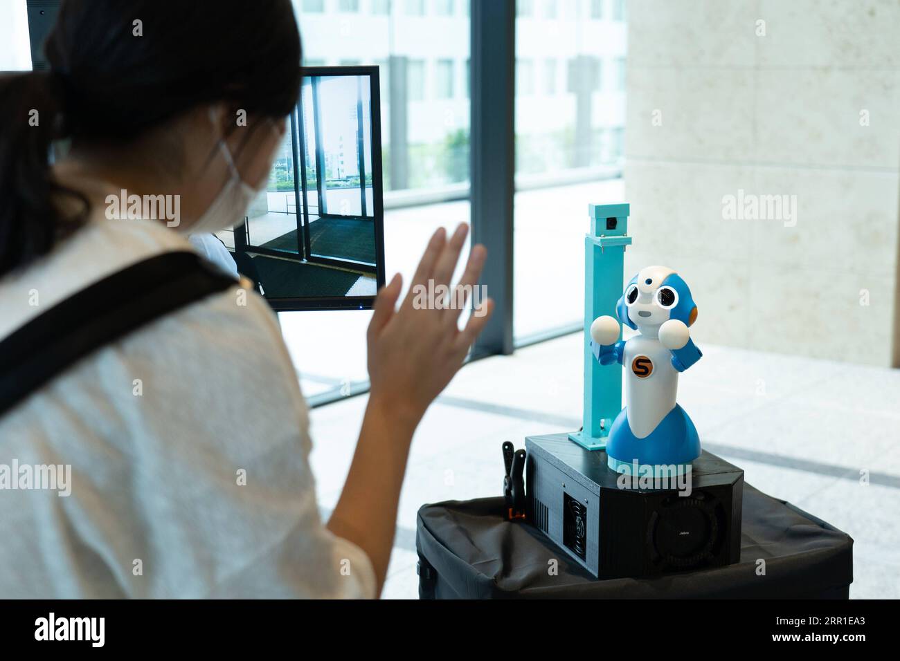 200915 -- TOKYO, le 15 septembre 2020 -- Un visiteur interagit avec un robot lors d'un test dans un bâtiment commercial à Tokyo, au Japon, le 14 septembre 2020. L'événement, dans le cadre du projet Tokyo robot Collection, teste le fonctionnement des robots sur le guidage, la mesure de la température, la téléprésence et d'autres fonctions qui aident les gens à réduire le risque d'infection par le COVID-19. /Document via Xinhua JAPAN-TOKYO-COVID-19-DAILY LIFE-ROBOT TokyoxMetropolitanxGovernment PUBLICATIONxNOTxINxCHN Banque D'Images