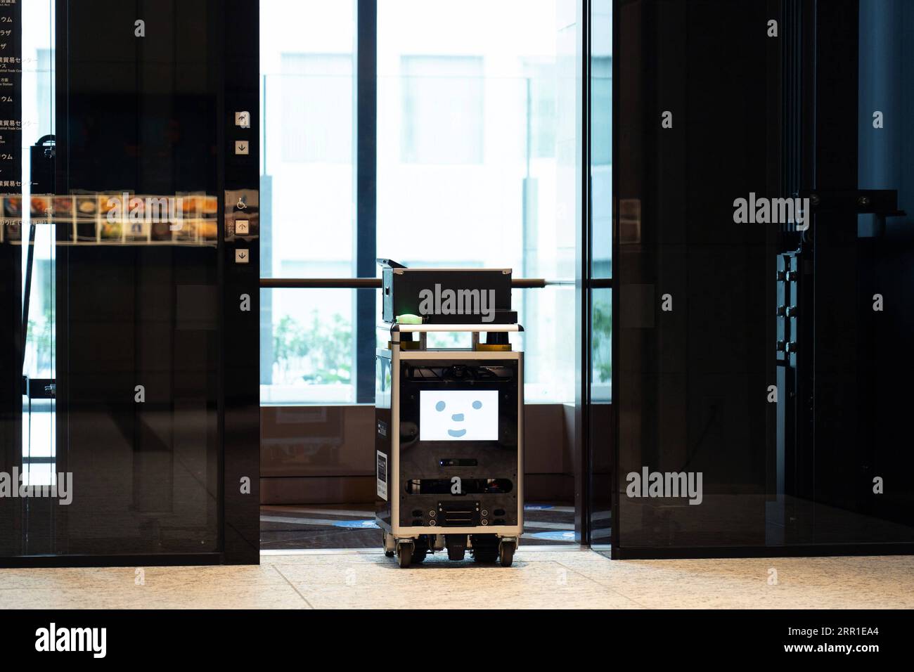200915 -- TOKYO, 15 septembre 2020 -- Un robot quitte l'ascenseur lors d'un essai dans un bâtiment commercial à Tokyo, Japon, le 14 septembre 2020. L'événement, dans le cadre du projet Tokyo robot Collection, teste le fonctionnement des robots sur le guidage, la mesure de la température, la téléprésence et d'autres fonctions qui aident les gens à réduire le risque d'infection par le COVID-19. /Document via Xinhua JAPAN-TOKYO-COVID-19-DAILY LIFE-ROBOT TokyoxMetropolitanxGovernment PUBLICATIONxNOTxINxCHN Banque D'Images