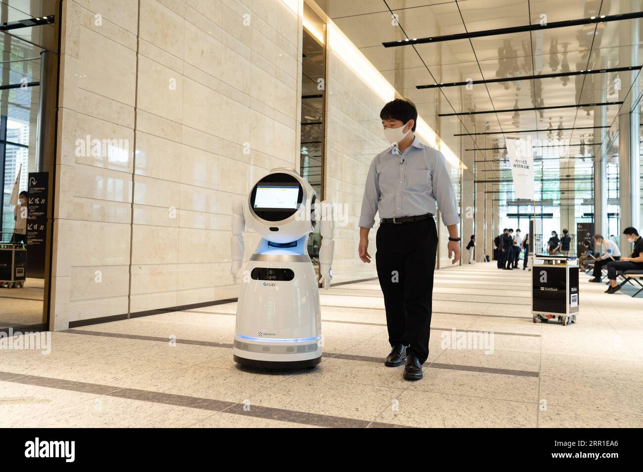 200915 -- TOKYO, le 15 septembre 2020 -- un membre du personnel teste un robot de guidage lors d'un essai dans un bâtiment commercial à Tokyo, au Japon, le 14 septembre 2020. L'événement, dans le cadre du projet Tokyo robot Collection, teste le fonctionnement des robots sur le guidage, la mesure de la température, la téléprésence et d'autres fonctions qui aident les gens à réduire le risque d'infection par le COVID-19. /Document via Xinhua JAPAN-TOKYO-COVID-19-DAILY LIFE-ROBOT TokyoxMetropolitanxGovernment PUBLICATIONxNOTxINxCHN Banque D'Images