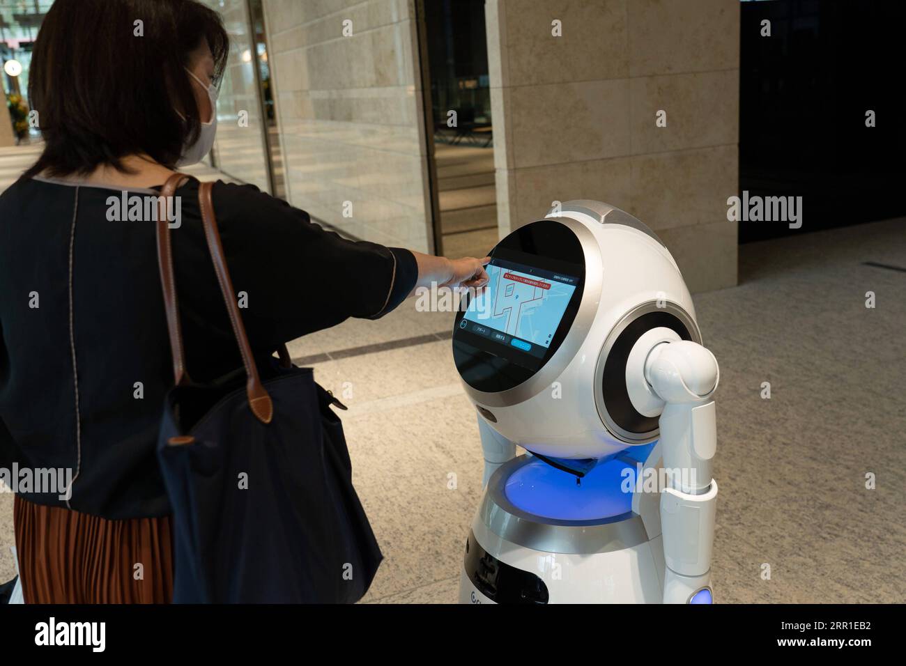 200915 -- TOKYO, 15 septembre 2020 -- Un robot guide aide un visiteur lors d'un test dans un bâtiment commercial à Tokyo, Japon, le 14 septembre 2020. L'événement, dans le cadre du projet Tokyo robot Collection, teste le fonctionnement des robots sur le guidage, la mesure de la température, la téléprésence et d'autres fonctions qui aident les gens à réduire le risque d'infection par le COVID-19. /Document via Xinhua JAPAN-TOKYO-COVID-19-DAILY LIFE-ROBOT TokyoxMetropolitanxGovernment PUBLICATIONxNOTxINxCHN Banque D'Images