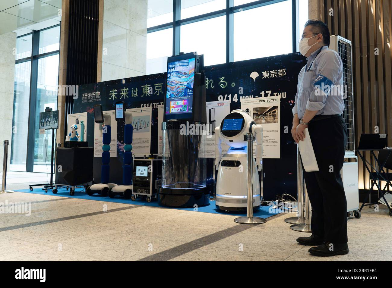 200915 -- TOKYO, le 15 septembre 2020 -- les robots testés sont vus dans un bâtiment commercial à Tokyo, au Japon, le 14 septembre 2020. L'événement, dans le cadre du projet Tokyo robot Collection, teste le fonctionnement des robots sur le guidage, la mesure de la température, la téléprésence et d'autres fonctions qui aident les gens à réduire le risque d'infection par le COVID-19. /Document via Xinhua JAPAN-TOKYO-COVID-19-DAILY LIFE-ROBOT TokyoxMetropolitanxGovernment PUBLICATIONxNOTxINxCHN Banque D'Images