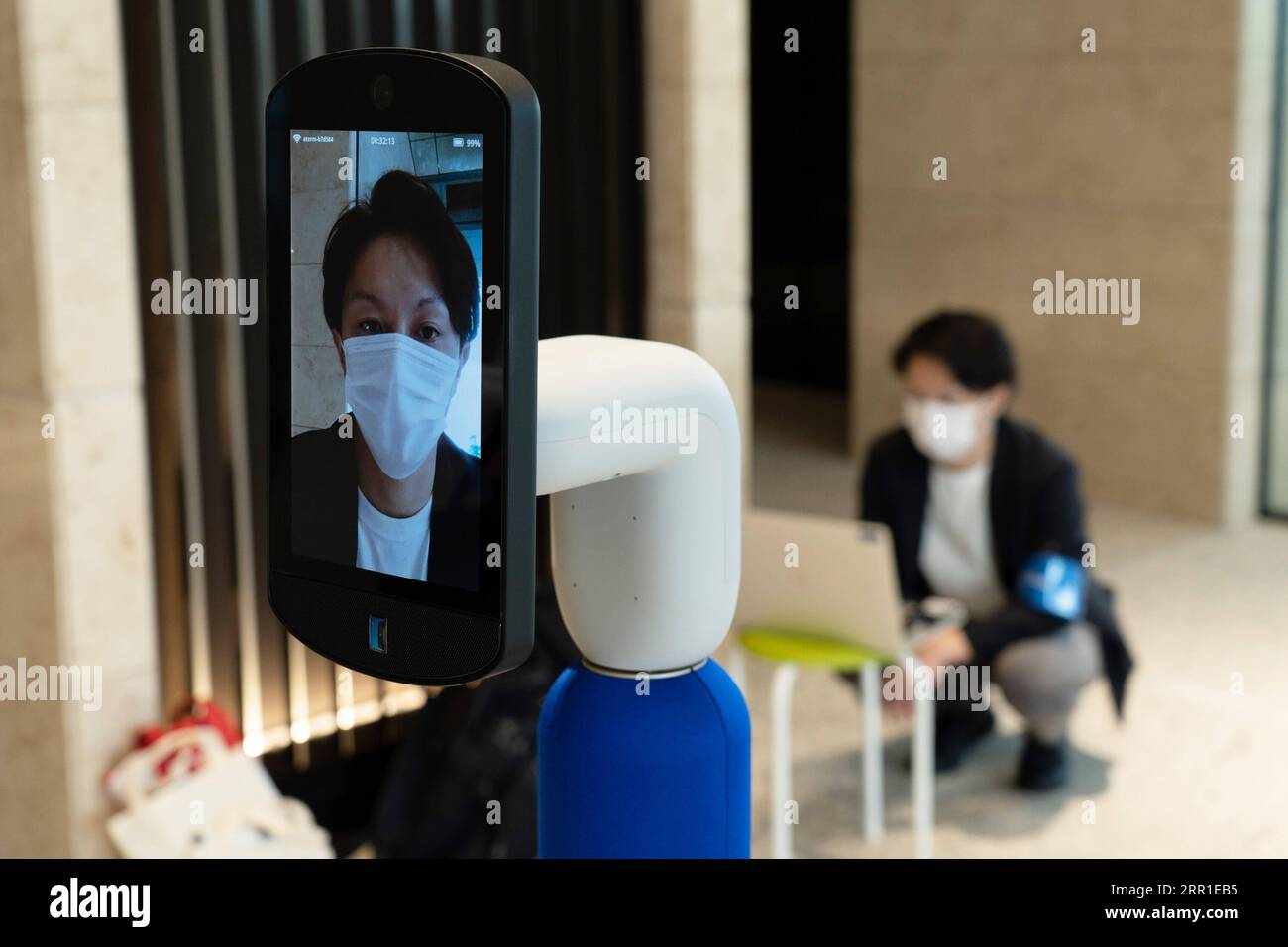 200915 -- TOKYO, 15 septembre 2020 -- un membre du personnel teste un robot avec fonction de téléprésence lors d'un test dans un bâtiment commercial à Tokyo, Japon, le 14 septembre 2020. L'événement, dans le cadre du projet Tokyo robot Collection, teste le fonctionnement des robots sur le guidage, la mesure de la température, la téléprésence et d'autres fonctions qui aident les gens à réduire le risque d'infection par le COVID-19. /Document via Xinhua JAPAN-TOKYO-COVID-19-DAILY LIFE-ROBOT TokyoxMetropolitanxGovernment PUBLICATIONxNOTxINxCHN Banque D'Images