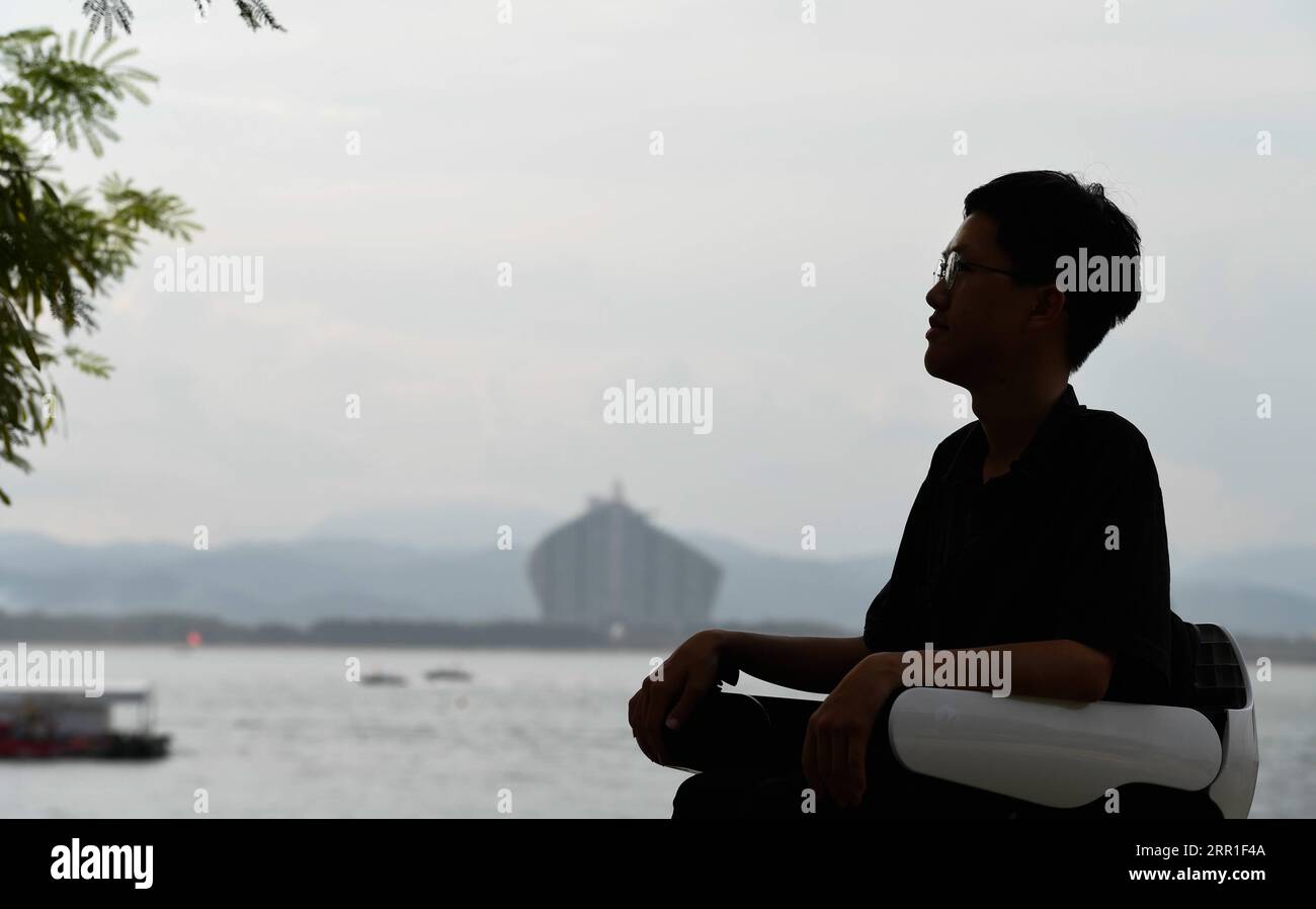 200916 -- SANYA, 16 septembre 2020 -- Fang Jianze regarde dans son fauteuil roulant sur l'île de Wuzhizhou, dans la province de Hainan, dans le sud de la Chine, le 28 août 2020. Fang Jianze, 22 ans, est né avec la dystrophie musculaire EDMD Emery-Dreifuss, une maladie musculaire rare qui provoque lentement une faiblesse des épaules, du haut des bras et des mollets. La vie confinée à un fauteuil roulant n'est pas ce qu'il veut. Il veut briser les frontières et aller loin. Il a essayé le parachute en juin dernier et a obtenu une certification de la Handicapped Scuba Association en août. Il a réalisé son rêve de plongée dans l'île de Wuzhizhou, un haut lieu de plongée en Chine et a mis un Banque D'Images