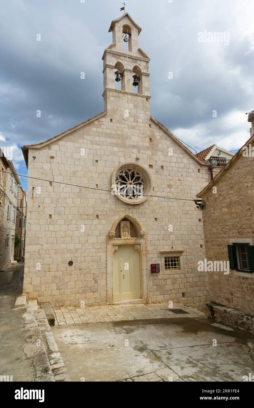 Croatie Dalmatie centrale Split Hvar ville petite vieille ville locale du 15e siècle Église gothique tardif chapelle du Saint-Esprit la plus ancienne cloche sur les nuages de l'île Banque D'Images