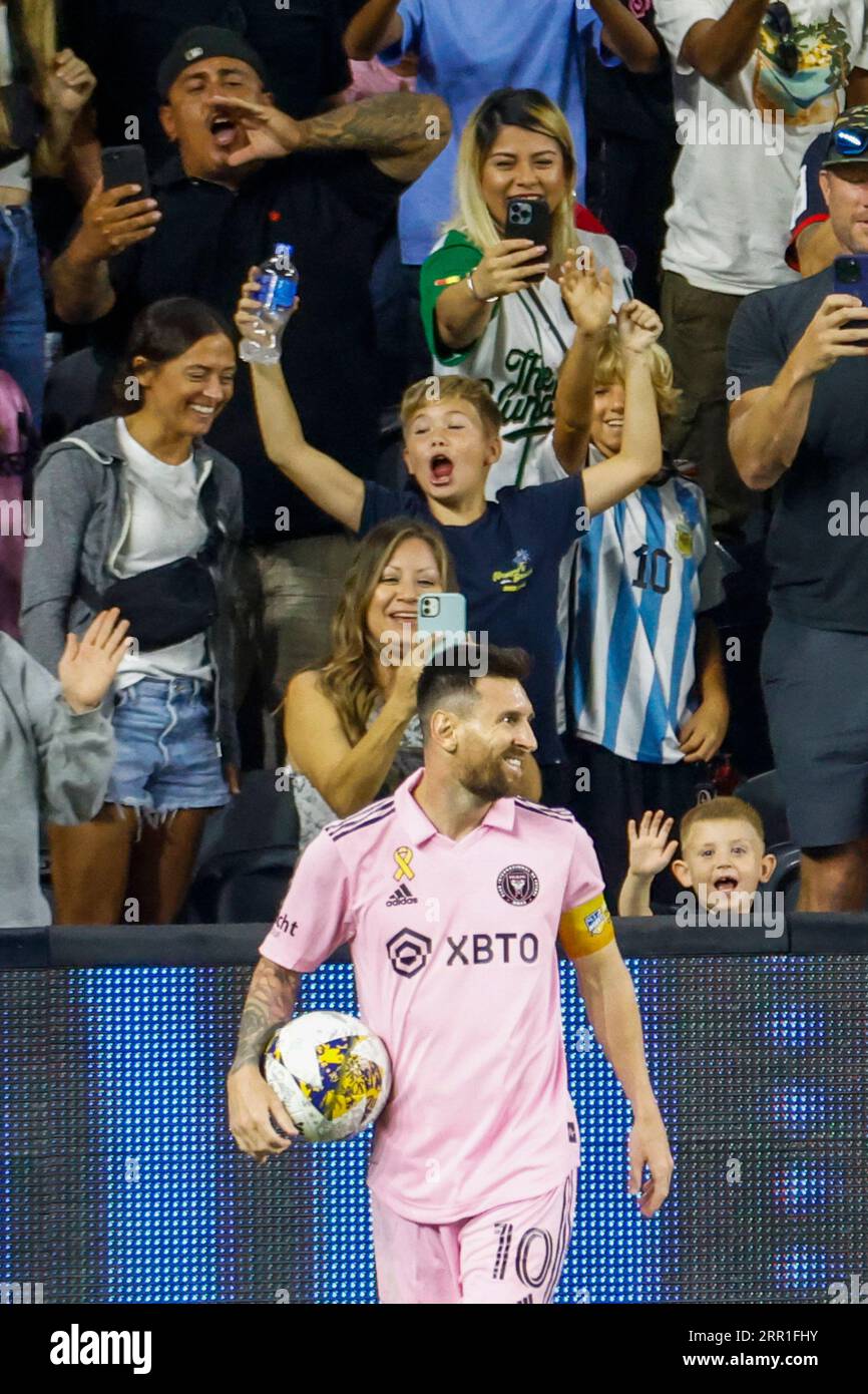 Los Angeles, Californie, États-Unis. 3 septembre 2023. Les fans de Soccers réagissent alors que Lionel Messi (10) de l'Inter Miami marche pour un Corner lors d'un match de soccer de la MLS contre le Los Angeles FC dimanche 3 septembre 2022, à Los Angeles. (Image de crédit : © Ringo Chiu/ZUMA Press Wire) USAGE ÉDITORIAL SEULEMENT! Non destiné à UN USAGE commercial ! Banque D'Images