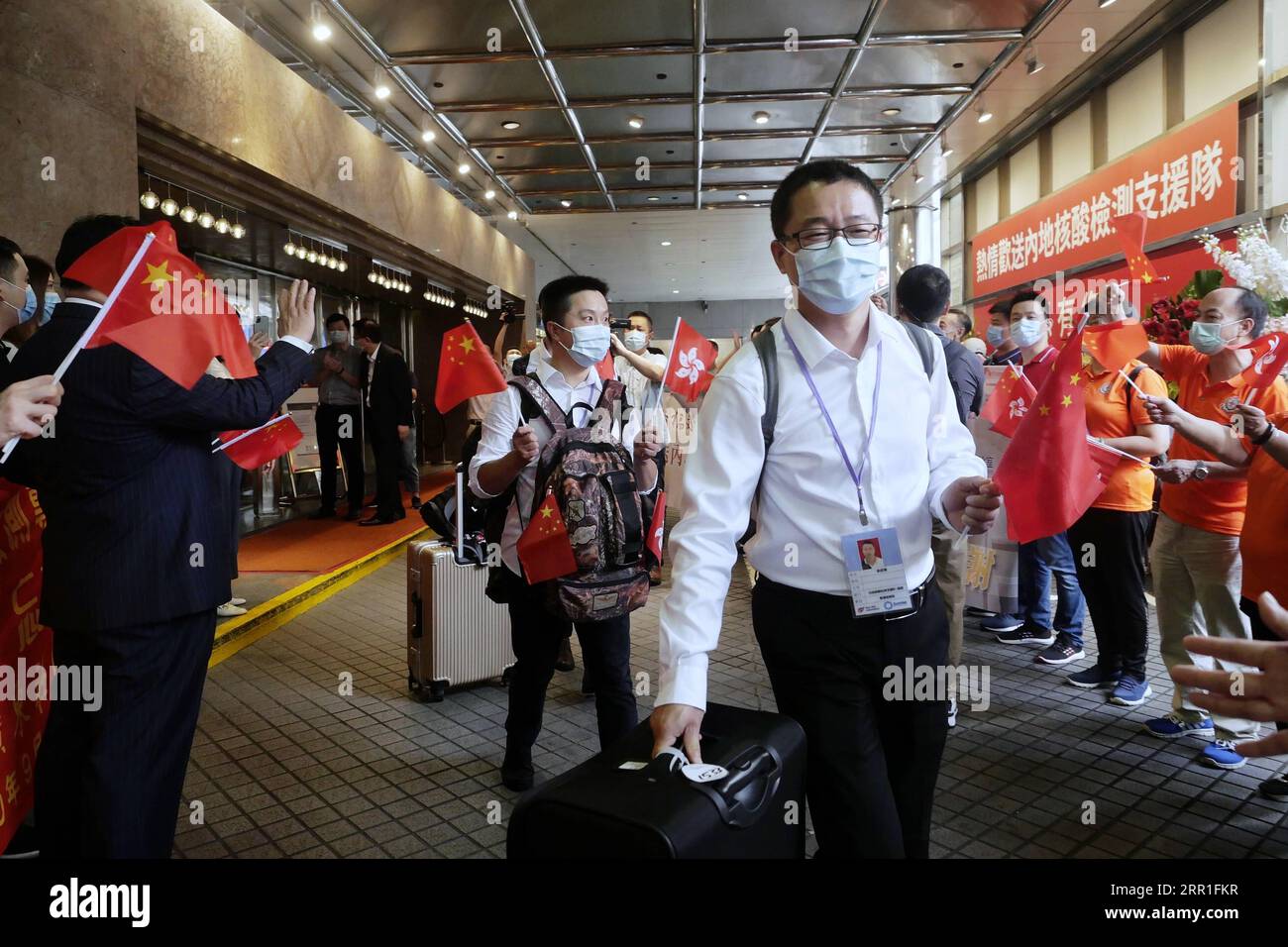 200916 -- HONG KONG, le 16 septembre 2020 -- des résidents de Hong Kong voient des membres des équipes de soutien aux tests d'acide nucléique du continent à leur hôtel à Hong Kong, dans le sud de la Chine, le 16 septembre 2020. POUR ALLER AVEC Spotlight : Mission accomplie : les experts médicaux continentaux aident à freiner le COVID-19 à Hong Kong CHINE-HONG Kong-COVID-19-MAINLAND ÉQUIPES DE SOUTIEN-QUITTANT CN WangxShen PUBLICATIONxNOTxINxCHN Banque D'Images