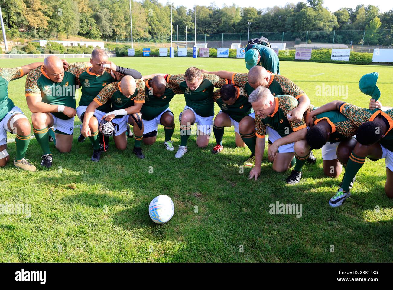 Sarlat, France. 4 septembre 2023. Coupe du monde parlementaire de Rugby 2023 en France. Deuxième virage. Match Irlande - Afrique du Sud. L'équipe parlementaire irlandaise (en blanc) a remporté le match contre l'équipe parlementaire sud-africaine (en vert) dans la chaleur et dans une ambiance conviviale à Sarlat en Dordogne. Sarlat-la-Canéda, Dordogne, Périgord Noir, France, Europe. Photo de Hugo Martin Alamy Live News Banque D'Images