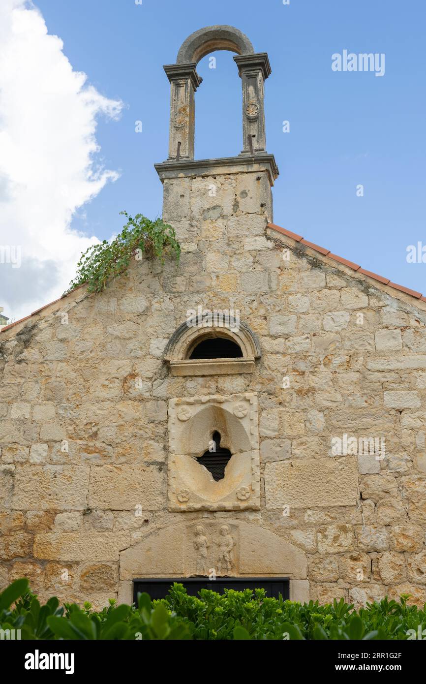 Croatie Dalmatie centrale Split Hvar Island ville ville ancienne négligée envahie par la végétation ancienne détail de l'église locale atmosphérique Banque D'Images