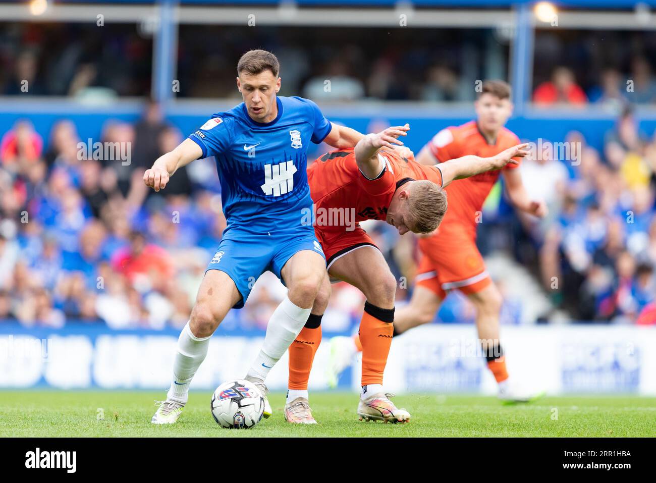 Krystian Bielik (L) et Zian Flemming de Millwall en action lors du Sky Bet Championship match entre Birmingham City et Millwall à St Andrews, Birmingham le samedi 2 septembre 2023. (Photo Gustavo Pantano/MI News/NurPhoto) crédit : NurPhoto SRL/Alamy Live News Banque D'Images