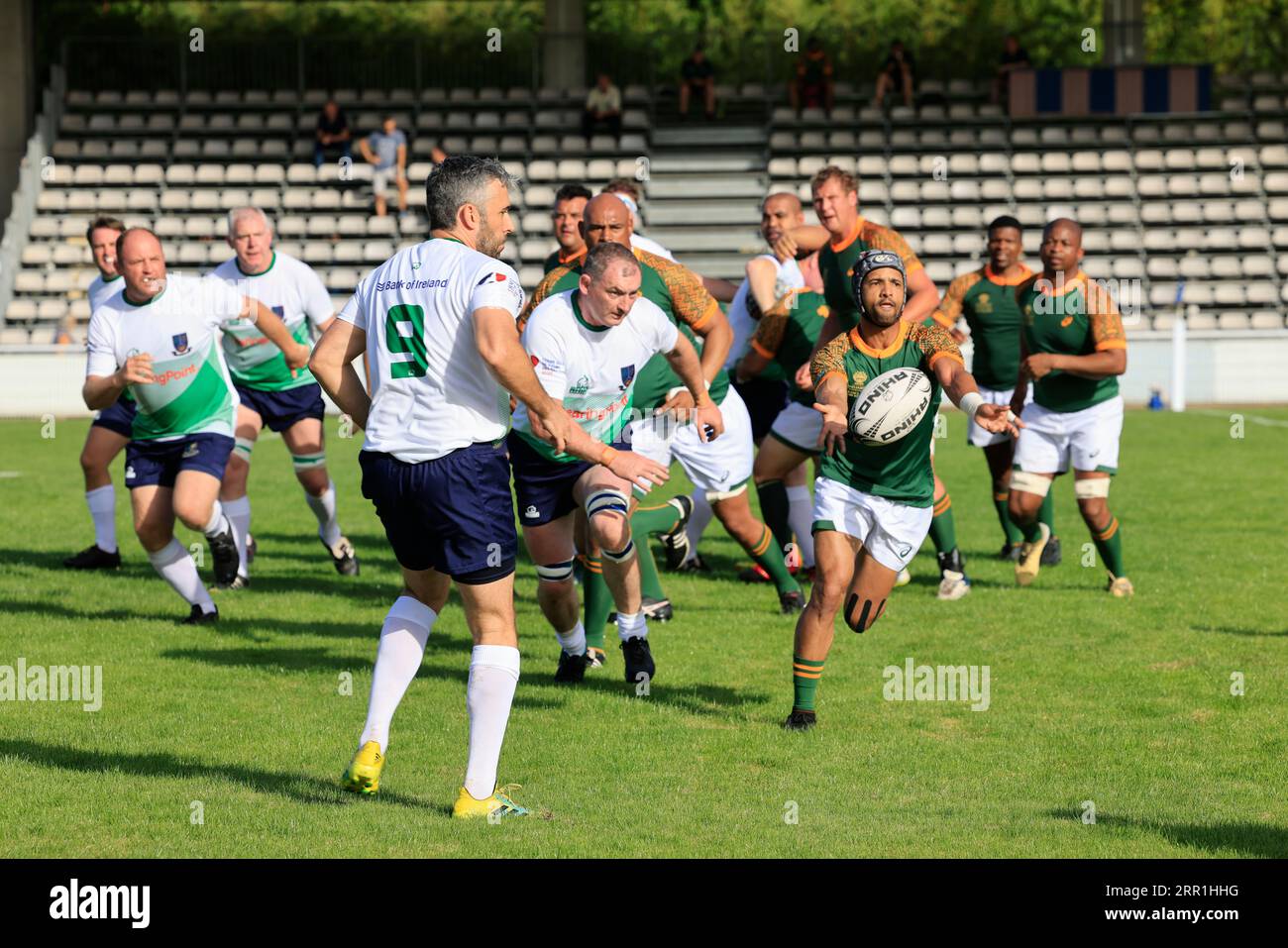 Sarlat, France. 4 septembre 2023. Coupe du monde parlementaire de Rugby 2023 en France. Deuxième virage. Match Irlande - Afrique du Sud. L'équipe parlementaire irlandaise (en blanc) a remporté le match contre l'équipe parlementaire sud-africaine (en vert) dans la chaleur et dans une ambiance conviviale à Sarlat en Dordogne. Sarlat-la-Canéda, Dordogne, Périgord Noir, France, Europe. Photo de Hugo Martin Alamy Live News Banque D'Images