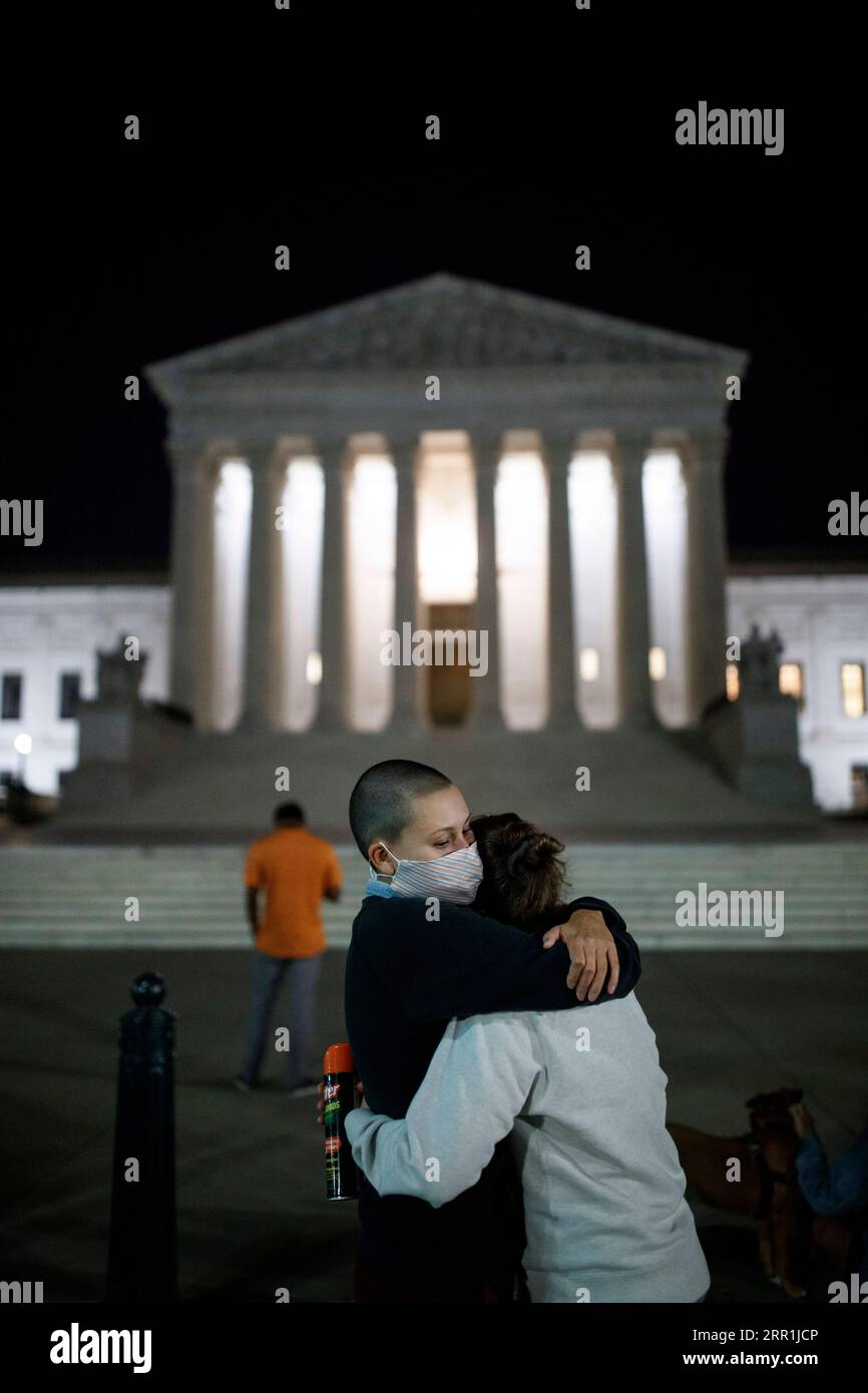 200919 -- WASHINGTON, D.C., 19 septembre 2020 -- les gens pleurent le décès de Ruth Bader Ginsburg, juge de la Cour suprême des États-Unis, devant la Cour suprême des États-Unis à Washington, D.C., États-Unis, le 18 septembre 2020. La Cour suprême des États-Unis juge Ruth Bader Ginsburg est décédée, la Cour suprême a déclaré vendredi. La deuxième femme juge à la plus haute cour des États-Unis, Ginsburg, 87 ans, a été une pionnière juridique plaidant pour l'égalité des sexes. Photo de /Xinhua U.S.-WASHINGTON-COUR SUPRÊME-JUSTICE-RUTH BADER GINSBURG-DEUIL TingxShen PUBLICATIONxNOTxINxCHN Banque D'Images