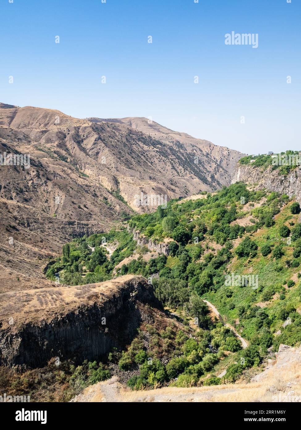 Gorge de montagne près du temple Garni en Arménie sur la journée ensoleillée d'été Banque D'Images