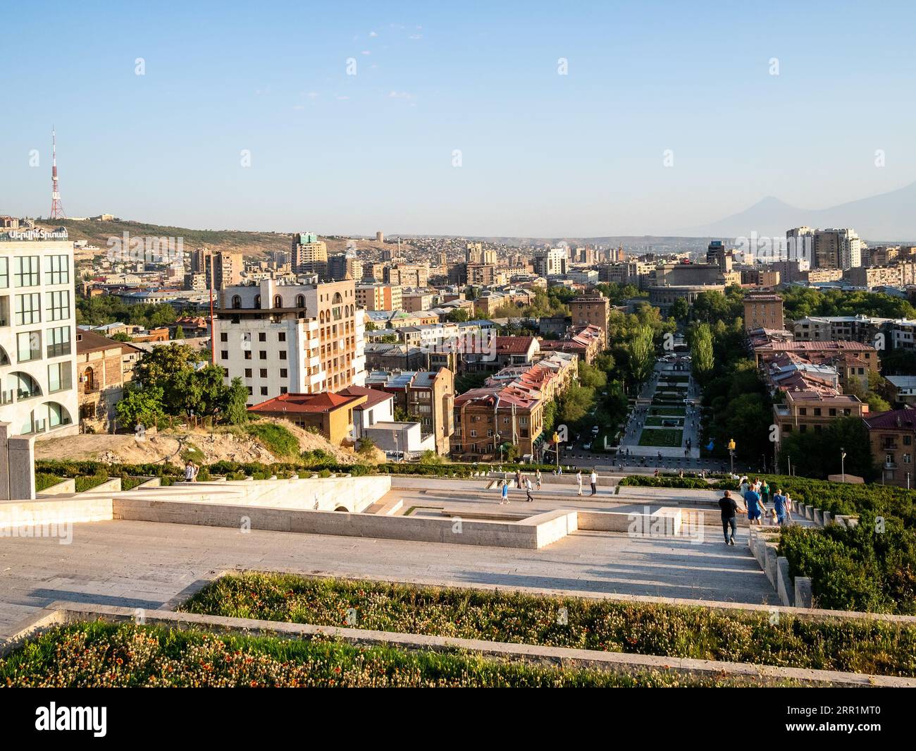 Erevan, Arménie - 23 août 2023 : vue ci-dessus de la rue Tamanyan dans le district de Kentron dans la ville d'Erevan depuis les escaliers Cascade au coucher du soleil d'été Banque D'Images