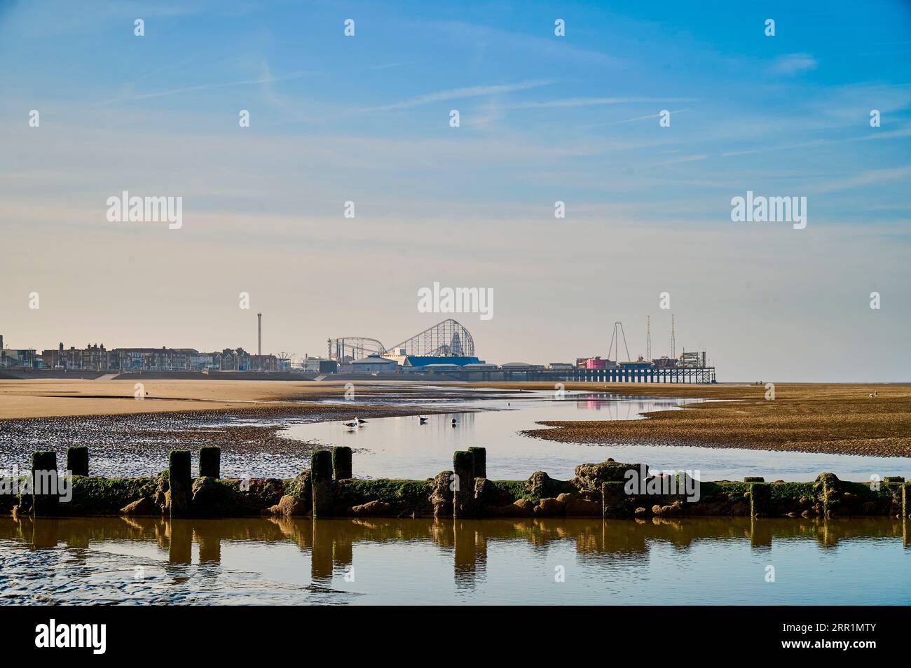 Une plage vide de Blackpool à marée basse tôt le matin d'été Banque D'Images