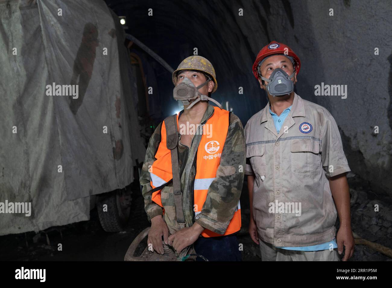 200923 -- VIENTIANE, le 23 septembre 2020 -- des travailleurs sont vus sur le chantier du tunnel Ban Phoukeu à Muang Nga dans la province d'Oudomxay, Laos, le 21 septembre 2020. Mardi, une société chinoise d’ingénierie ferroviaire a foré à travers le tunnel Ban Phoukeu, le dernier tunnel long majeur de près de 9 000 mètres le long du chemin de fer Chine-Laos. Il a marqué une étape importante dans la construction du chemin de fer transfrontalier et a jeté les bases solides pour l'achèvement en temps voulu du méga-projet. Photo de /Xinhua LAOS-CHINA-RAILWAY-LAST MAJOR TUNNEL-FORING-THROUGH PanxLongzhu PUBLICATIONxNOTxINxCHN Banque D'Images