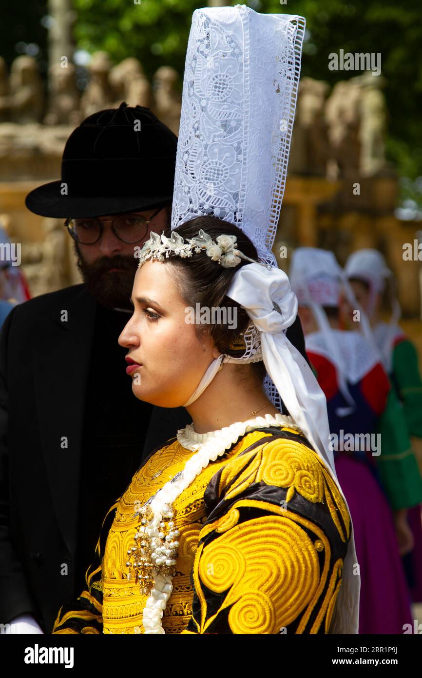 Danseuses bretonnes en costume traditionnel et coiffe..Fête des fractures Banque D'Images