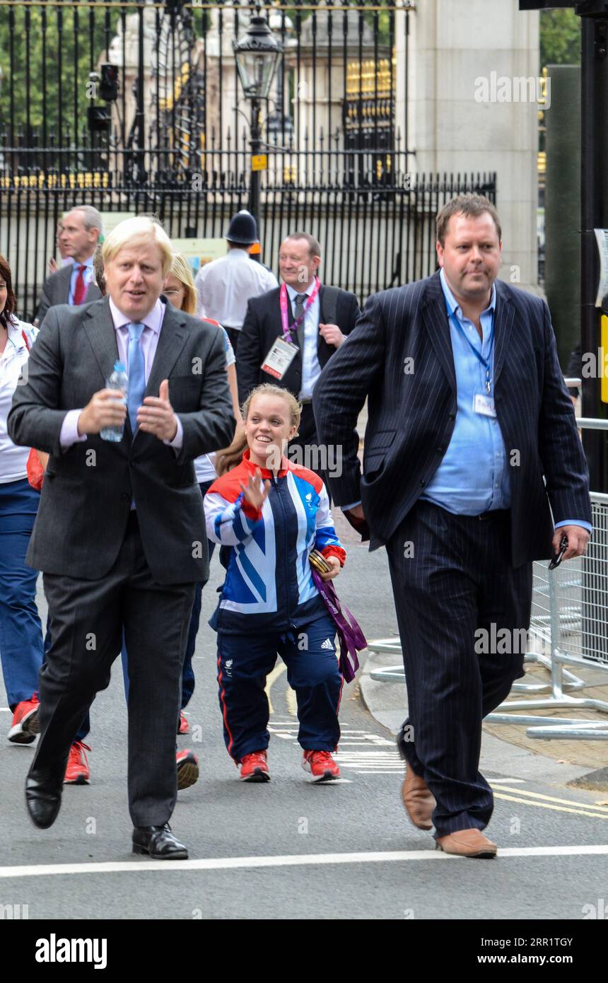 Ellie Simmonds de Team GB Olympians quittant Buckingham Palace après le défilé de la victoire. Jeux olympiques de Londres 2012, avec le maire Boris Johnson Banque D'Images