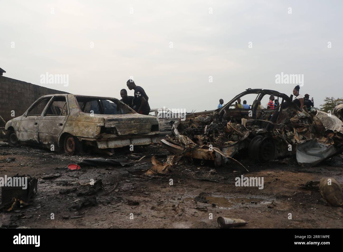 200925 -- LAGOS, le 25 septembre 2020 -- des voitures brûlées sont vues sur le site d'une explosion de pétrolier dans la région d'Ifako-Ijaiye à Lagos, Nigeria, le 24 septembre 2020. Au moins 16 personnes ont été blessées après l'explosion d'un pétrolier dans la région d'Ifako-Ijaiye à Lagos, le centre économique du Nigeria, a déclaré jeudi un responsable des secours. Emmanuel NIGERIA-LAGOS-TANKER-EXPLOSION EmmanuelxOsodi PUBLICATIONxNOTxINxCHN Banque D'Images