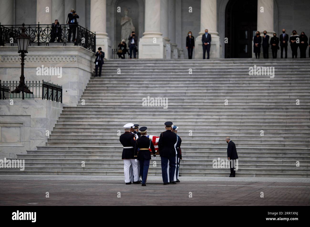 200925 -- WASHINGTON, le 25 septembre 2020 -- le cercueil de la défunte juge de la Cour suprême des États-Unis Ruth Bader Ginsburg est transporté par une garde d'honneur au Capitole des États-Unis, où il se trouvera dans l'État, à Washington, D.C., aux États-Unis, le 25 septembre, 2020. photo de /Xinhua U.S.-WASHINGTON, D.C.-CAPITOL-RUTH BADER GINSBURG-SE TROUVANT DANS L'ÉTAT TingxShen PUBLICATIONxNOTxINxCHN Banque D'Images