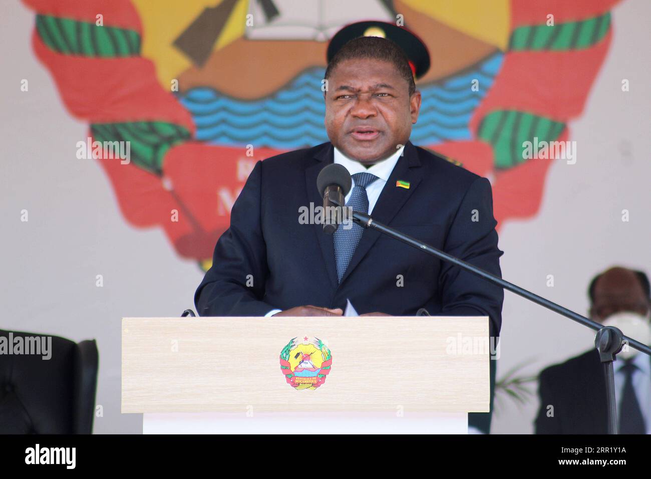 200926 -- MAPUTO, 26 septembre 2020 -- le président mozambicain Filipe Nyusi prononce un discours lors des célébrations du 56e anniversaire du lancement de la lutte armée pour la libération et de la Journée des Forces armées de défense du Mozambique FADM sur la place des héros mozambicains à Maputo, Mozambique, le 25 septembre 2020. Le Mozambique est confronté à de multiples défis et à une version de guerre différente des luttes pour l'indépendance passées, ce qui nécessite l'implication de toute la société, car les questions de défense ne sont pas exclusives à l'armée, a déclaré vendredi à Maputo le président mozambicain Filipe Nyusi Banque D'Images