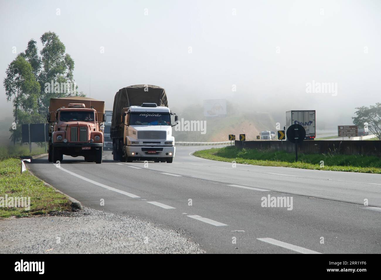 Minas Gerais, Brésil - 27 février 2015 : circulation et manutention de camions de transport sur l'autoroute Fernao Dias, BR 381 Banque D'Images