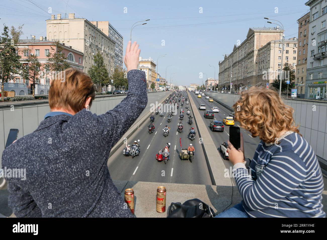 200926 -- MOSCOU, le 26 septembre 2020 -- les gens saluent les motards alors qu'ils roulent le long de l'anneau du jardin lors d'un rassemblement de motos marquant la clôture de la saison des motos à Moscou, en Russie, le 26 septembre 2020. Plusieurs milliers de motocyclistes ont participé au rallye. Photo de Alexander Zemlianichenko Jr/Xinhua RUSSIE-MOSCOU-DÉFILÉ MOTO BaixXueqi PUBLICATIONxNOTxINxCHN Banque D'Images