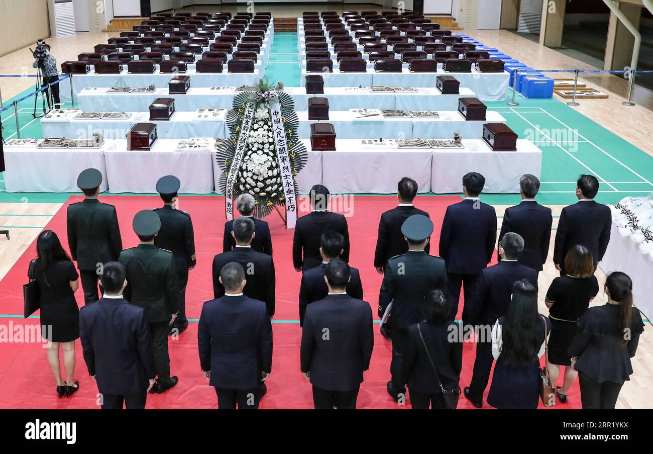 200927 -- BEIJING, le 27 septembre 2020 -- des représentants chinois rendent hommage aux soldats chinois tués lors de la guerre de Corée de 1950-53 lors d'une cérémonie de dépôt de leurs restes dans des cercueils à Incheon, en Corée du Sud, le 26 septembre 2020. Un ensemble de 117 restes de soldats chinois tués lors de la guerre de Corée de 1950-53 ont été empaquetés en Corée du Sud samedi pour être renvoyés dans leur patrie, a déclaré le ministère de la Défense de Séoul. La cérémonie de dépôt des 117 restes dans des cercueils a eu lieu à une morgue provisoire de la 17e division d'armée de Corée du Sud à Incheon, à l'ouest de la capitale Séoul. PHOTOS XINHUA DU JOUR WANGXJINGQIANG P Banque D'Images