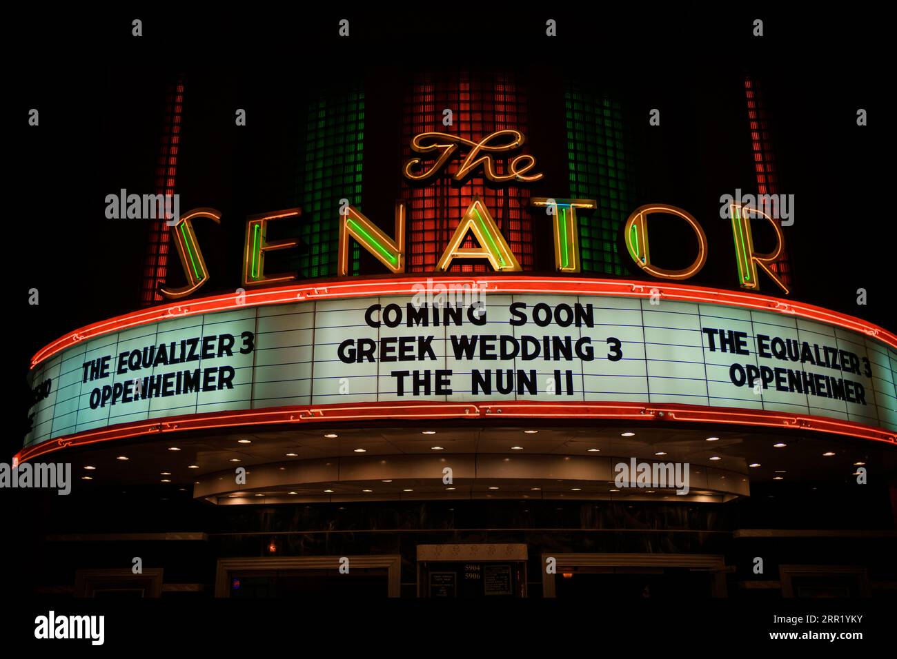 The Senator Theatre vintage néon chapeauté la nuit, Baltimore, Maryland Banque D'Images