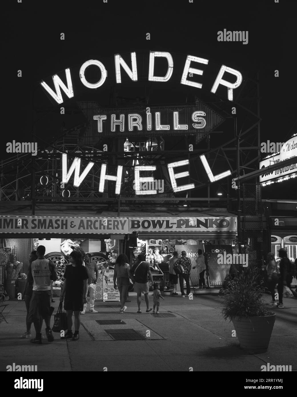 Panneau néons Wonder Wheel la nuit à Coney Island, Brooklyn, New York Banque D'Images