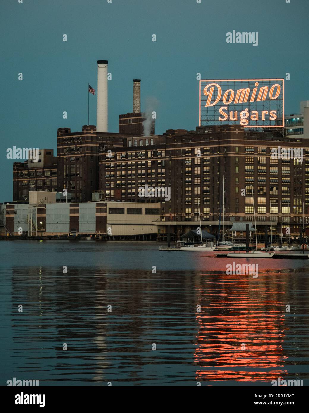 Domino Sugar Factory signe au néon de nuit à Baltimore, Maryland Banque D'Images