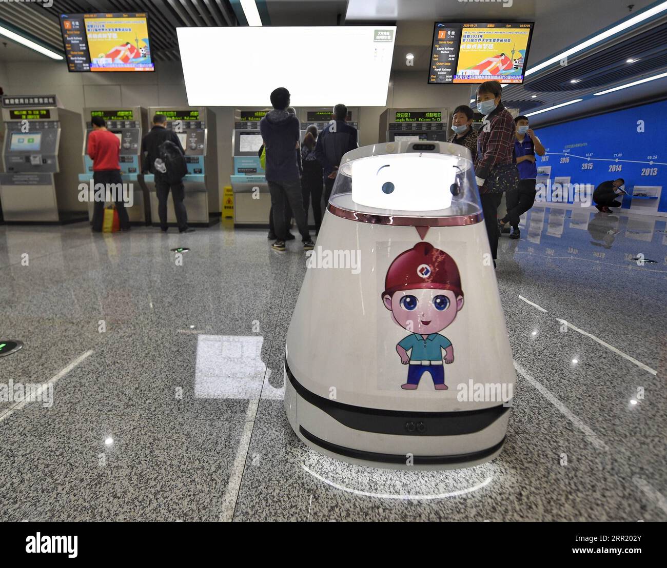 200927 -- CHENGDU, 27 septembre 2020 -- un robot intelligent pour le nettoyage, l'absorption de la poussière et la désinfection est vu travailler à la gare du Sud le long de la ligne 18 du système de métro de Chengdu à Chengdu, capitale de la province du Sichuan du sud-ouest de la Chine, le 27 septembre 2020. La ligne 18 du métro de Chengdu a commencé son exploitation officielle dimanche. CHINE-SICHUAN-CHENGDU-MÉTRO-LIGNE 18-OPÉRATION CN LIUXKUN PUBLICATIONXNOTXINXCHN Banque D'Images