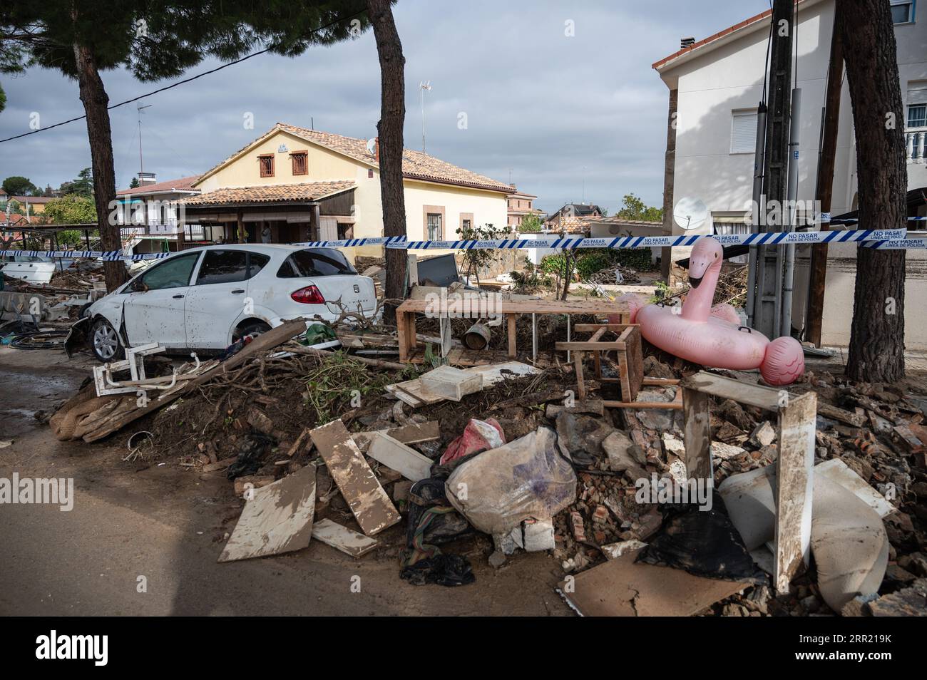 Madrid, Espagne. 06 septembre 2023. Des débris recouverts de boue sont vus dans une zone touchée par les eaux de crue. La ville d'El Alamo, près de Madrid, a reçu de fortes pluies le 3 septembre qui ont causé des inondations lorsque certaines rivières ont débordé. Des travaux de nettoyage et de remise en état sont en cours dans les zones touchées. Crédit : Marcos del Mazo/Alamy Live News Banque D'Images