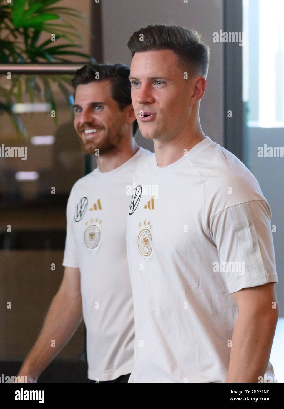 Wolfsburg, Allemagne. 06 septembre 2023. Football, équipe nationale, conférence de presse avant les matches internationaux contre le Japon et la France. Les joueurs de l’équipe nationale Jonas Hofmann (à gauche) et Marc-Andre Ter Stegen arrivent pour la conférence de presse. L’équipe nationale affrontera le Japon le 09/09/2023. Crédit : Julian Stratenschulte/dpa/Alamy Live News Banque D'Images