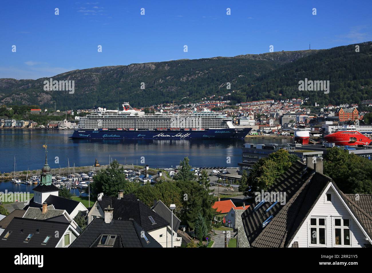Paquebot de croisière Mein Schiff 6, en visite à Bergen, Norvège Banque D'Images