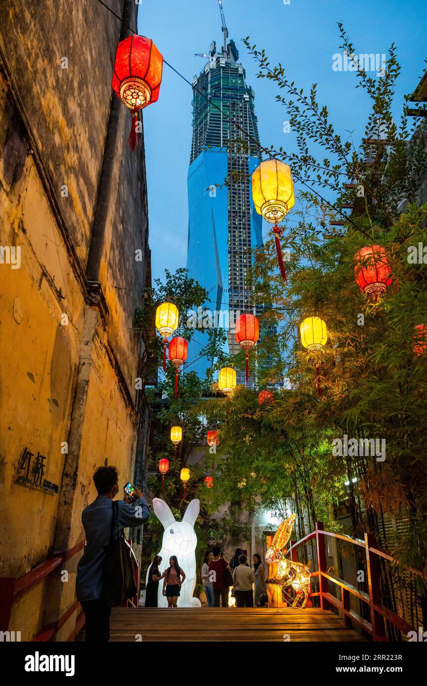 200929 -- KUALA LUMPUR, le 29 septembre 2020 -- les gens voient les lanternes de lapin de Jade à Kwai Chai Hong à Kuala Lumpur, Malaisie, le 29 septembre 2020. POUR ALLER AVEC feature : lanternes allumées mi-automne festive dans la capitale de la Malaisie pour disperser le blues pandémique MALAISIE-KUALA LUMPUR-MI-AUTOMNE FESTIVAL-LANTERNES ZhuxWei PUBLICATIONxNOTxINxCHN Banque D'Images