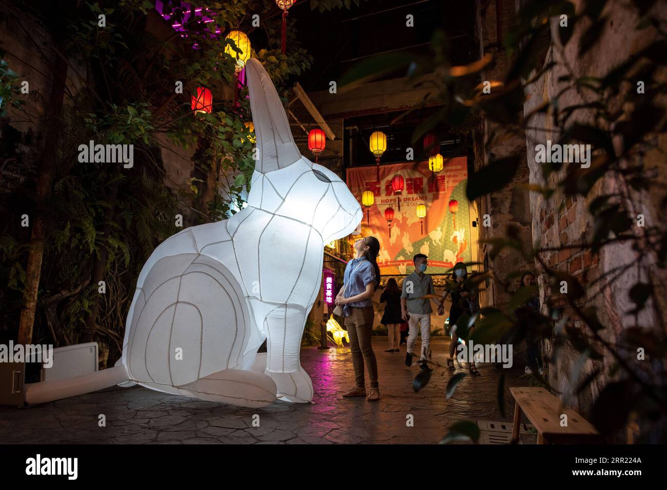 200929 -- KUALA LUMPUR, le 29 septembre 2020 -- les gens voient les lanternes de lapin de Jade à Kwai Chai Hong à Kuala Lumpur, Malaisie, le 29 septembre 2020. A SUIVRE : lanternes allumées mi-automne festives dans la capitale malaisienne pour disperser le blues pandémique photo par /Xinhua MALAYSIA-KUALA LUMPUR-MI-AUTOMNE FESTIVAL-LANTERNES ChongxVoonxChung PUBLICATIONxNOTxINxCHN Banque D'Images