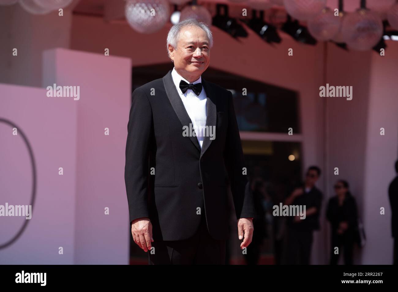 La réalisatrice Ang Lee a assisté à un tapis rouge pour le Lion d'or pour le Lifetime Achievement Award et ''The Lion's Share : a History of the Mostra'' au 80e Festival international du film de Venise le 02 septembre 2023 à Venise, en Italie. (Photo de Luca Carlino/NurPhoto) Banque D'Images