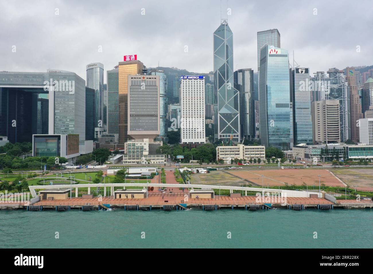 200929 -- HONG KONG, 29 septembre 2020 -- la photo prise le 29 septembre 2020 montre le quai militaire central à Hong Kong, dans le sud de la Chine. Le gouvernement de la région administrative spéciale de Hong Kong a remis mardi le quai militaire central à la garnison PLA de l Armée populaire de libération chinoise dans la RAS de Hong Kong. CHINE-HONG KONG-PORT MILITAIRE CN WUXXIAOCHU PUBLICATIONXNOTXINXCHN Banque D'Images