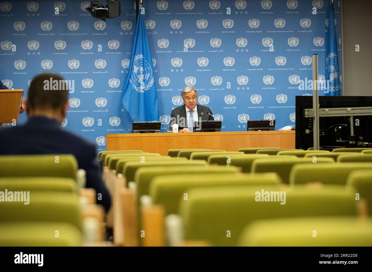 200929 -- NATIONS UNIES, 29 septembre 2020 -- le Secrétaire général des Nations Unies Antonio Guterres Rear assiste à une conférence de presse conjointe avec le Premier ministre canadien Justin Trudeau et le Premier ministre jamaïcain Andrew Holness pas sur la photo après un événement de haut niveau sur le financement du développement au siège de l’ONU à New York, le 29 septembre 2020. Le Secrétaire général de l’ONU Antonio Guterres a appelé mardi à un nouvel allégement de la dette des pays pauvres et à revenu intermédiaire pour qu’ils puissent répondre au COVID-19. SECRÉTAIRE GÉNÉRAL DES NATIONS UNIES-CONFÉRENCE DE PRESSE CONJOINTE CANADA-JAMAÏQUE-PM WANGXYING PUBLICATIONXNOTXINXCHN Banque D'Images