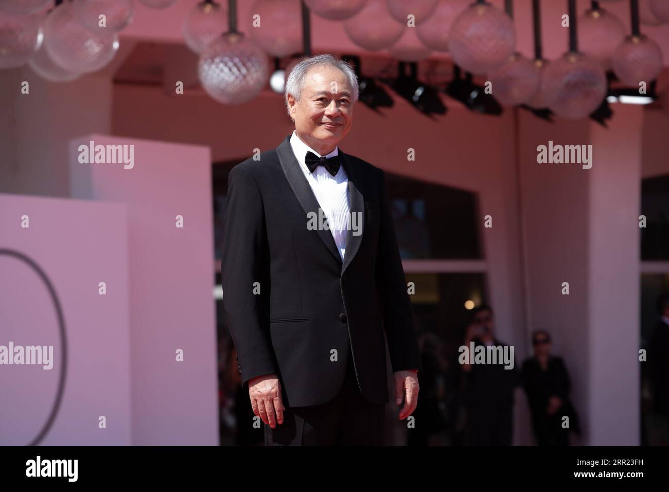 Venise, Italie. 02 septembre 2023. La réalisatrice Ang Lee a assisté à un tapis rouge pour le Lion d'or pour le Lifetime Achievement Award et ''The Lion's Share : a History of the Mostra'' au 80e Festival international du film de Venise le 02 septembre 2023 à Venise, en Italie. (Photo de Luca Carlino/NurPhoto) crédit : NurPhoto SRL/Alamy Live News Banque D'Images