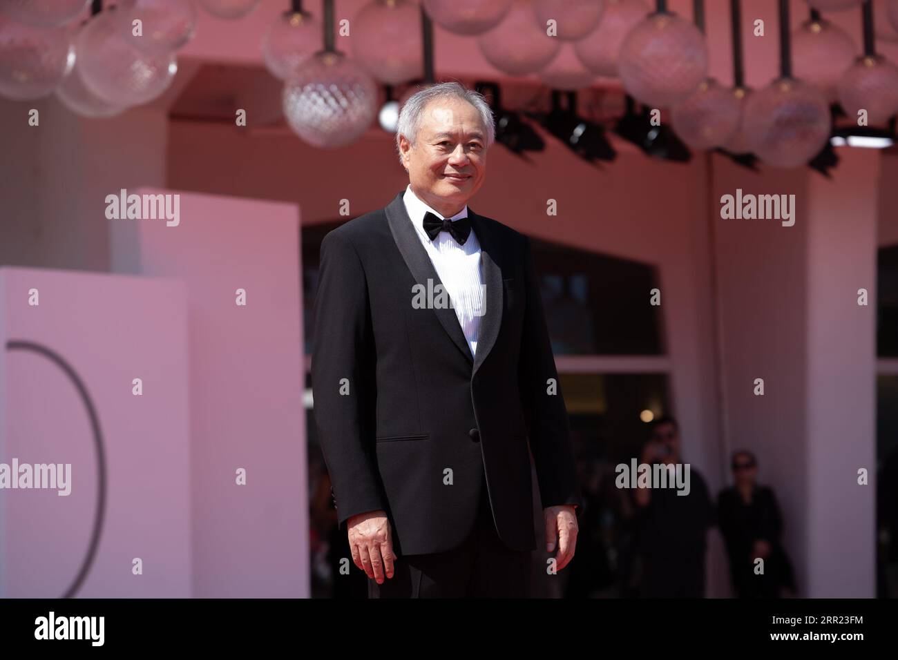 Venise, Italie. 02 septembre 2023. La réalisatrice Ang Lee a assisté à un tapis rouge pour le Lion d'or pour le Lifetime Achievement Award et ''The Lion's Share : a History of the Mostra'' au 80e Festival international du film de Venise le 02 septembre 2023 à Venise, en Italie. (Photo de Luca Carlino/NurPhoto) crédit : NurPhoto SRL/Alamy Live News Banque D'Images