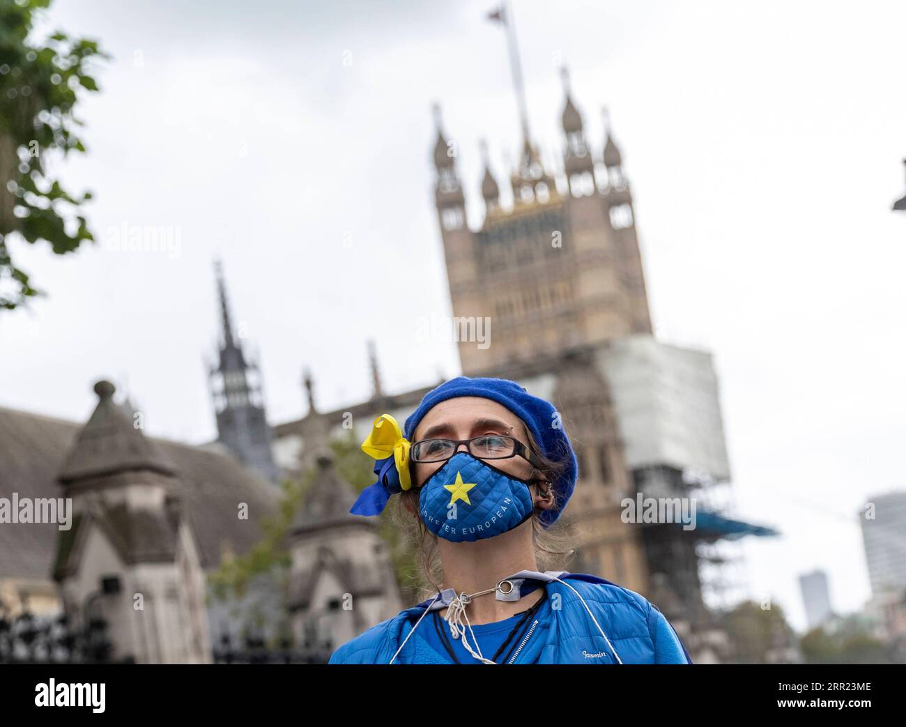 200930 -- LONDRES, le 30 septembre 2020 -- un manifestant anti-Brexit est vu devant les chambres du Parlement à Londres, en Grande-Bretagne, le 30 septembre 2020. Les politiciens de la Chambre des communes britannique n ont pas réussi le 29 septembre à rejeter un projet de loi gouvernemental qui enfreindrait le droit international. Le projet de loi sur le marché intérieur a achevé avec succès son parcours à la Chambre des lords et se dirige maintenant vers la Chambre des lords, où il devrait également faire face à une opposition féroce avant de devenir loi. GRANDE-BRETAGNE-LONDRES-BREXIT-MARCHÉ INTÉRIEUR PROJET DE LOI-DÉMONSTRATION HANXYAN PUBLICATIONXNOTXINXCHN Banque D'Images