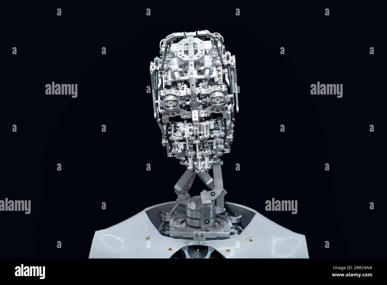 Perm, Russie - 13 juillet 2023 : tête de robot anthropomorphe capable d'imiter les émotions, sans peau de coque extérieure, sur fond noir Banque D'Images Perm, Russie - 13 juillet 2023 : tête de robot anthropomorphe capable d'imiter les émotions, sans peau de coque extérieure, sur fond noir Banque D'Images