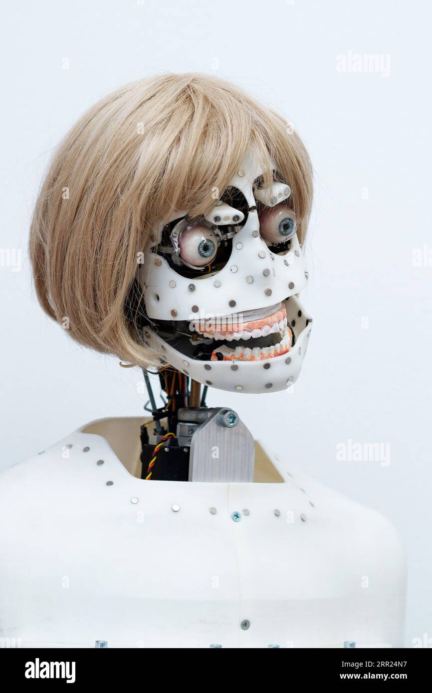 Perm, Russie - 13 juillet 2023 : Chef de robot anthropomorphe capable d'imiter les émotions, sans peau de coque extérieure, sur fond blanc Banque D'Images Perm, Russie - 13 juillet 2023 : Chef de robot anthropomorphe capable d'imiter les émotions, sans peau de coque extérieure, sur fond blanc Banque D'Images