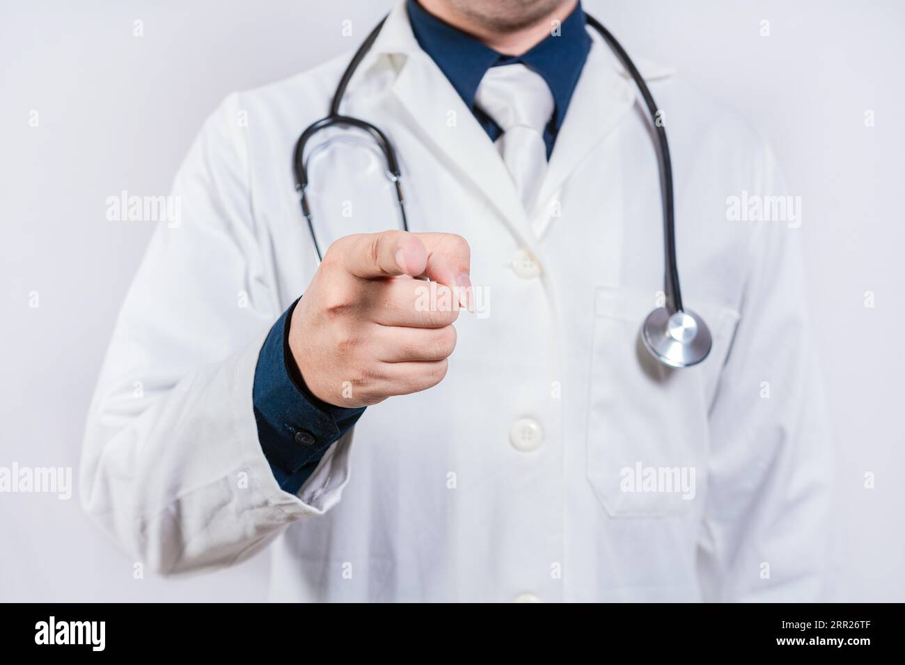 Docteur méconnaissable pointant la caméra. Les mains du docteur pointant sur vous isolé, le docteur des doigts pointant sur vous Banque D'Images