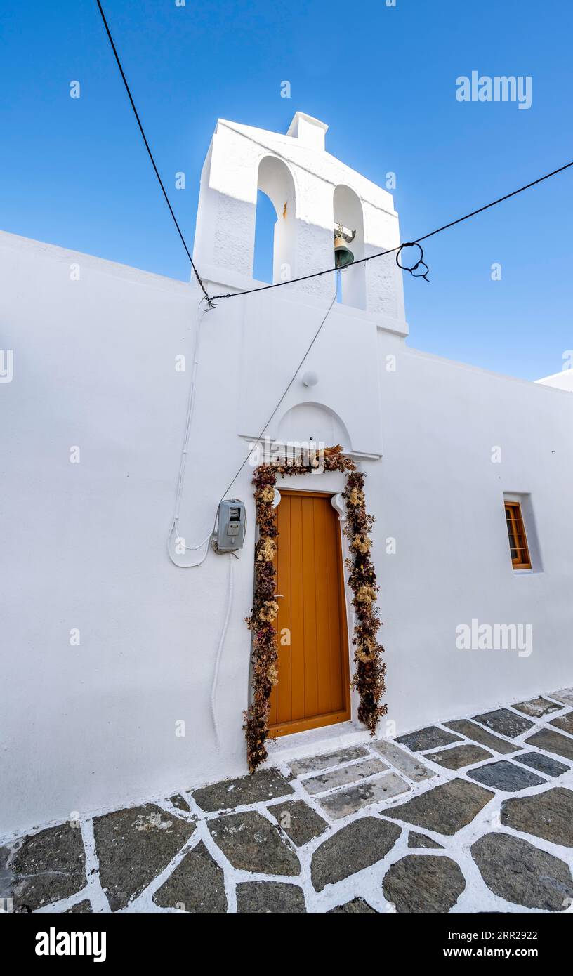 Petite église blanche, ruelles pittoresques de Naoussa, Paros, Cyclades, Grèce Banque D'Images